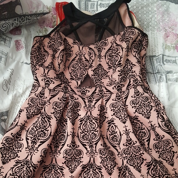 Dresses - Picture 5 of 6